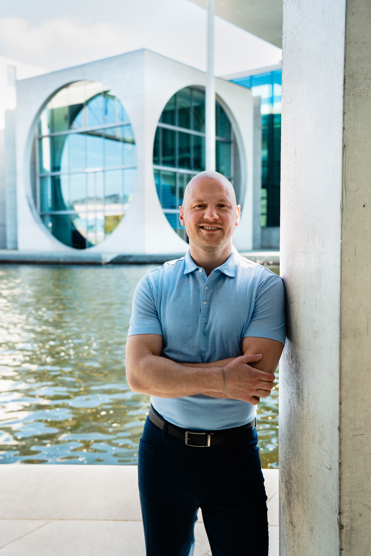 Harry William Kraft vor dem Marie-Elisabeth-Lüders-Haus in Berlin